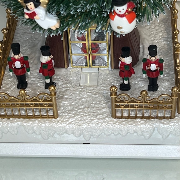 Maisto Evergreen Sentry 1995 Animated Illuminated Musical Tree Santa NIB 12” - Picture 5 of 16